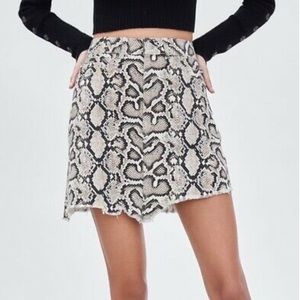 ❗️MARKDOWN❗️ Zara Snake Print Skirt